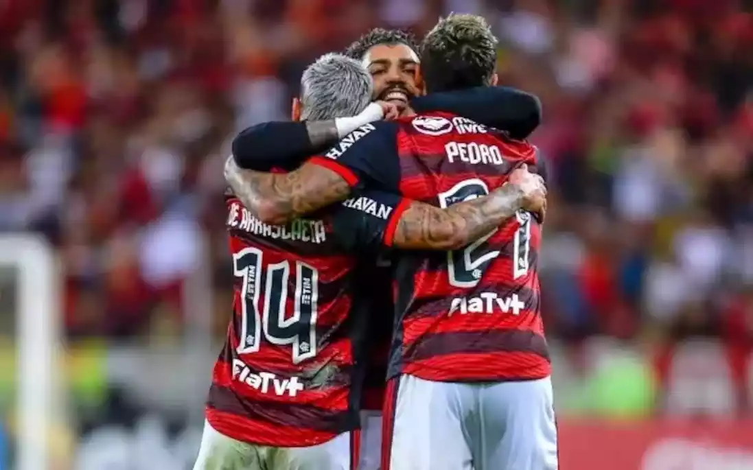 COM PEDRO E ARRASCAETA NO BANCO, FLAMENGO DIVULGA ESCALAÇÃO PARA O DUELO CONTRA O SANTOS